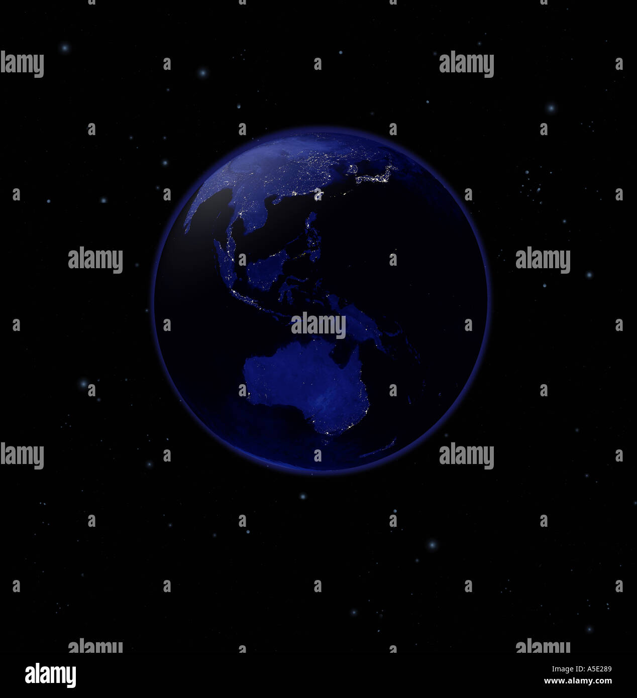 Immagine satellitare della terra piena di notte in Asia e Oceania prominente luci della città visibile la Terra dallo spazio Foto Stock