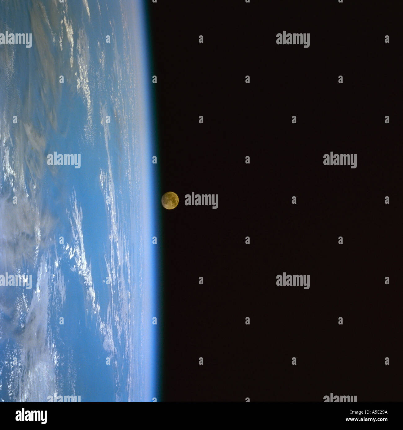 Vista satellitare della terra e della Luna Terra dallo spazio Foto Stock