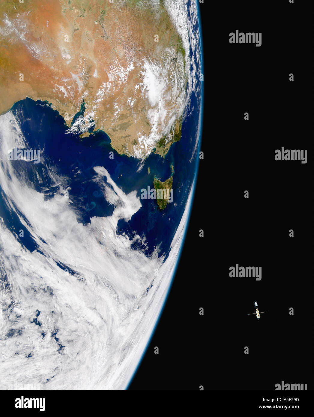 La stazione spaziale internazionale in orbita attorno alla terra terra dallo spazio Foto Stock