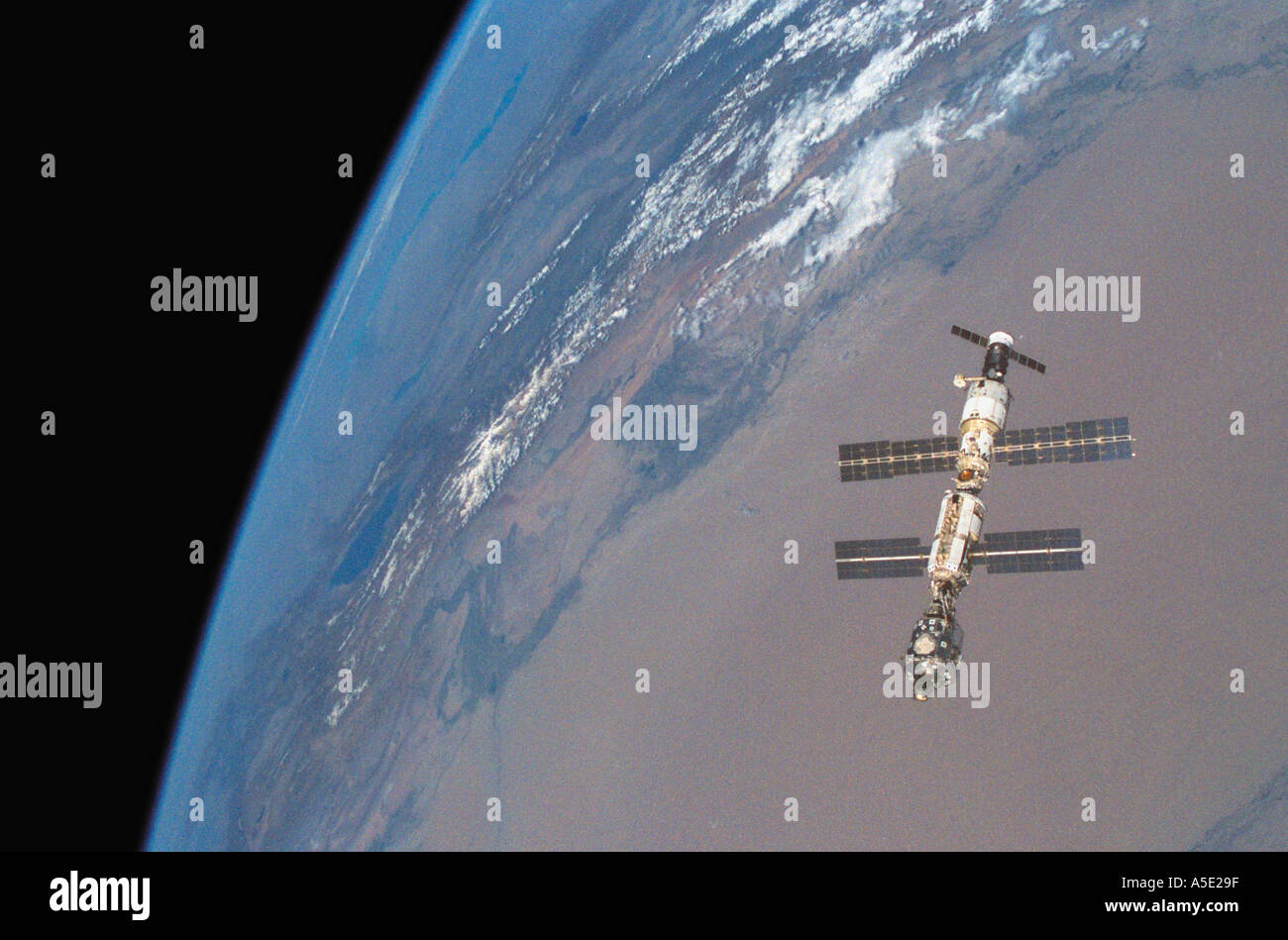La stazione spaziale internazionale in orbita attorno alla terra terra dallo spazio Foto Stock