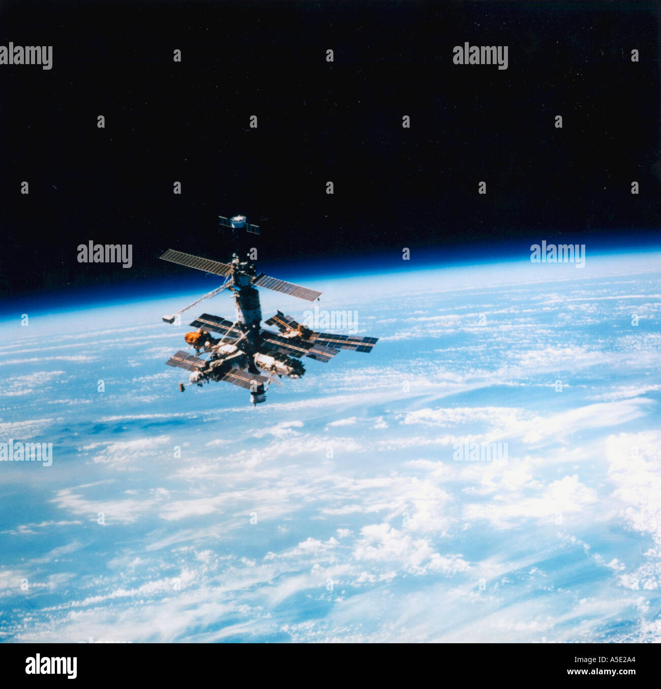 Stazione spaziale Mir orbitanti attorno alla terra terra dallo spazio Foto Stock