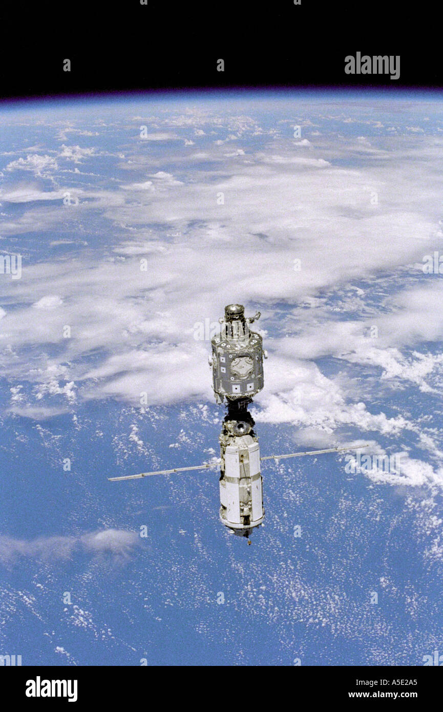 Stazione spaziale Mir orbitanti attorno alla terra terra dallo spazio Foto Stock