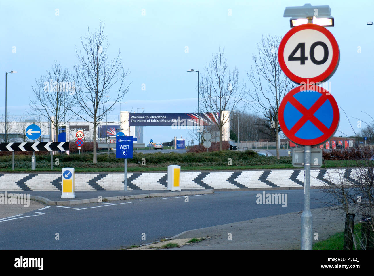 Circuito di Silverstone con entrata rotonda in primo piano nel febbraio 2007 Foto Stock