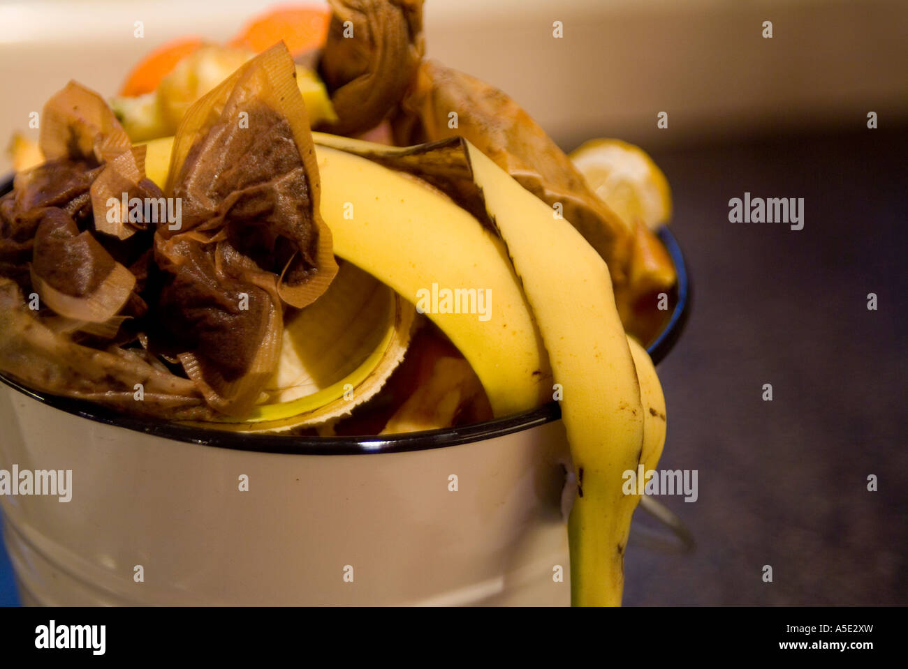 Misto composto da cucina in una crema benna smaltato Foto Stock