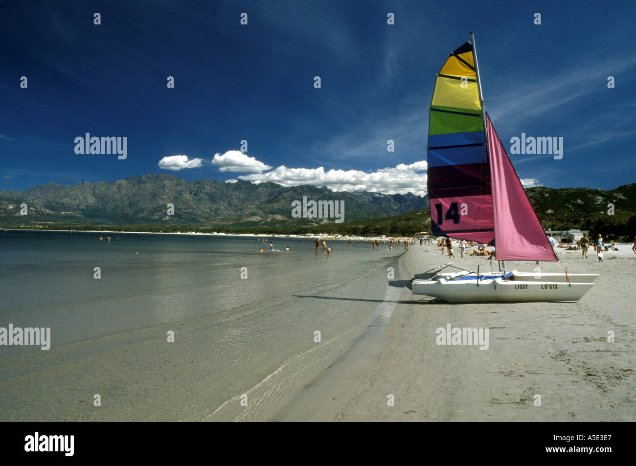 Imbarcazione a vela sulla spiaggia della baia di Calvi Corsica Francia Foto Stock