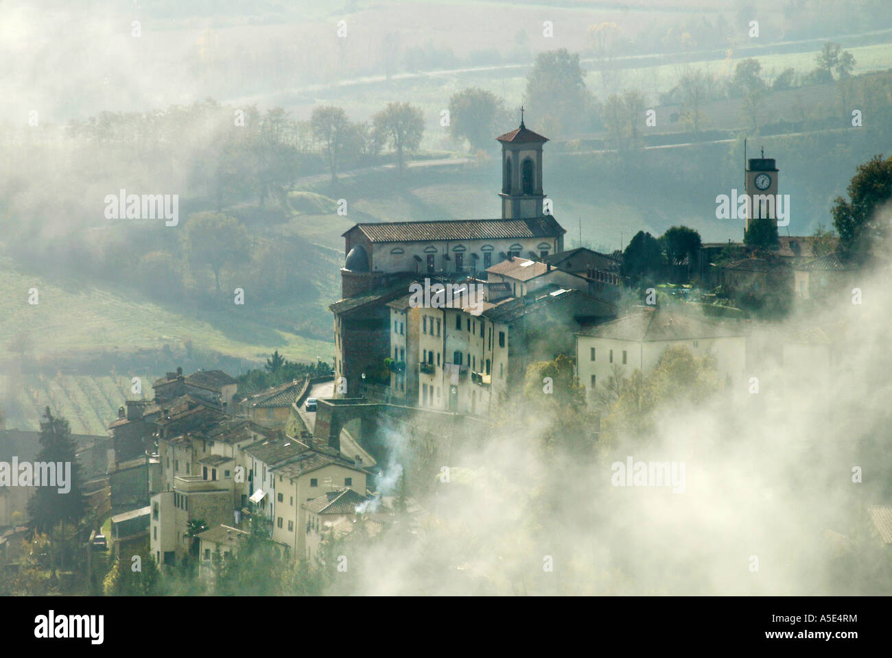 Monterchi è avvolta nella nebbia autunnale Toscana Italia Foto Stock