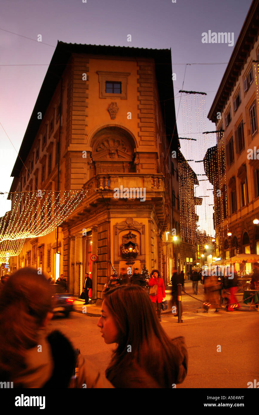 Firenze due ragazze attraversare la strada come acquirenti di Natale si affrettò a notte tempo di luci e decorazioni natalizie, Firenze Italia Foto Stock