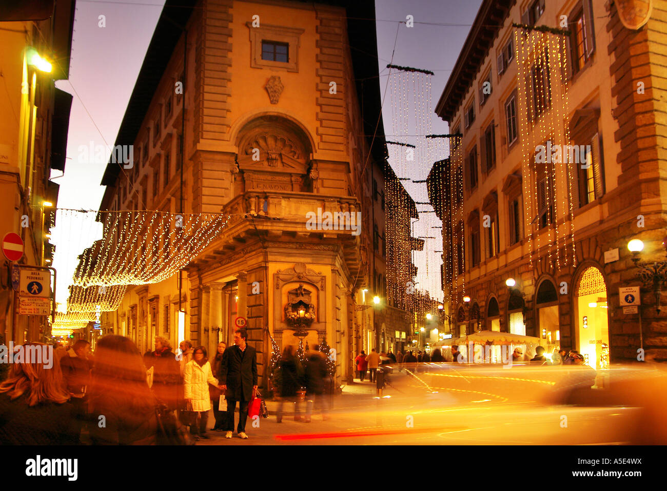 Firenze natale shoppers precipitosa di notte le luci di Natale e decorazioni, Firenze Italia Foto Stock