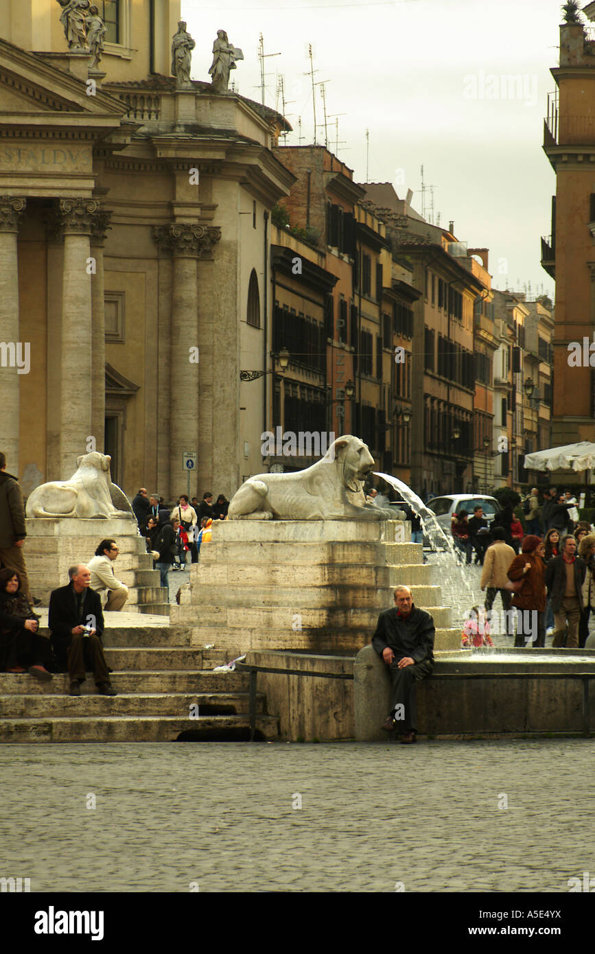 Egizio-style lions alla base dell'obelisco al centro di Piazza del Popolo a Roma Italia verso Via Via di Ripetta Foto Stock