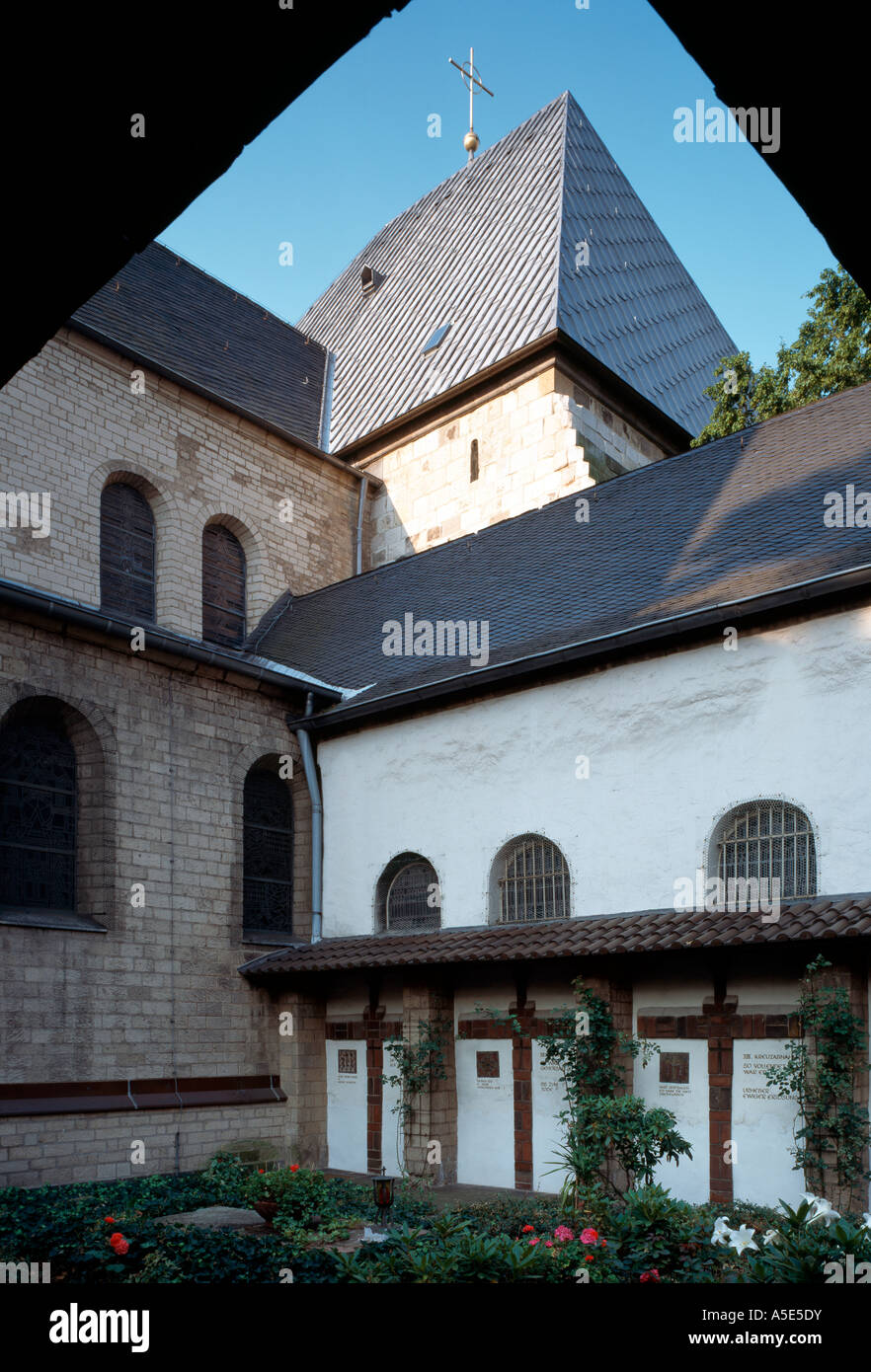 Köln, St. Georg, Kreuzhof mit Ehrenstätte Foto Stock