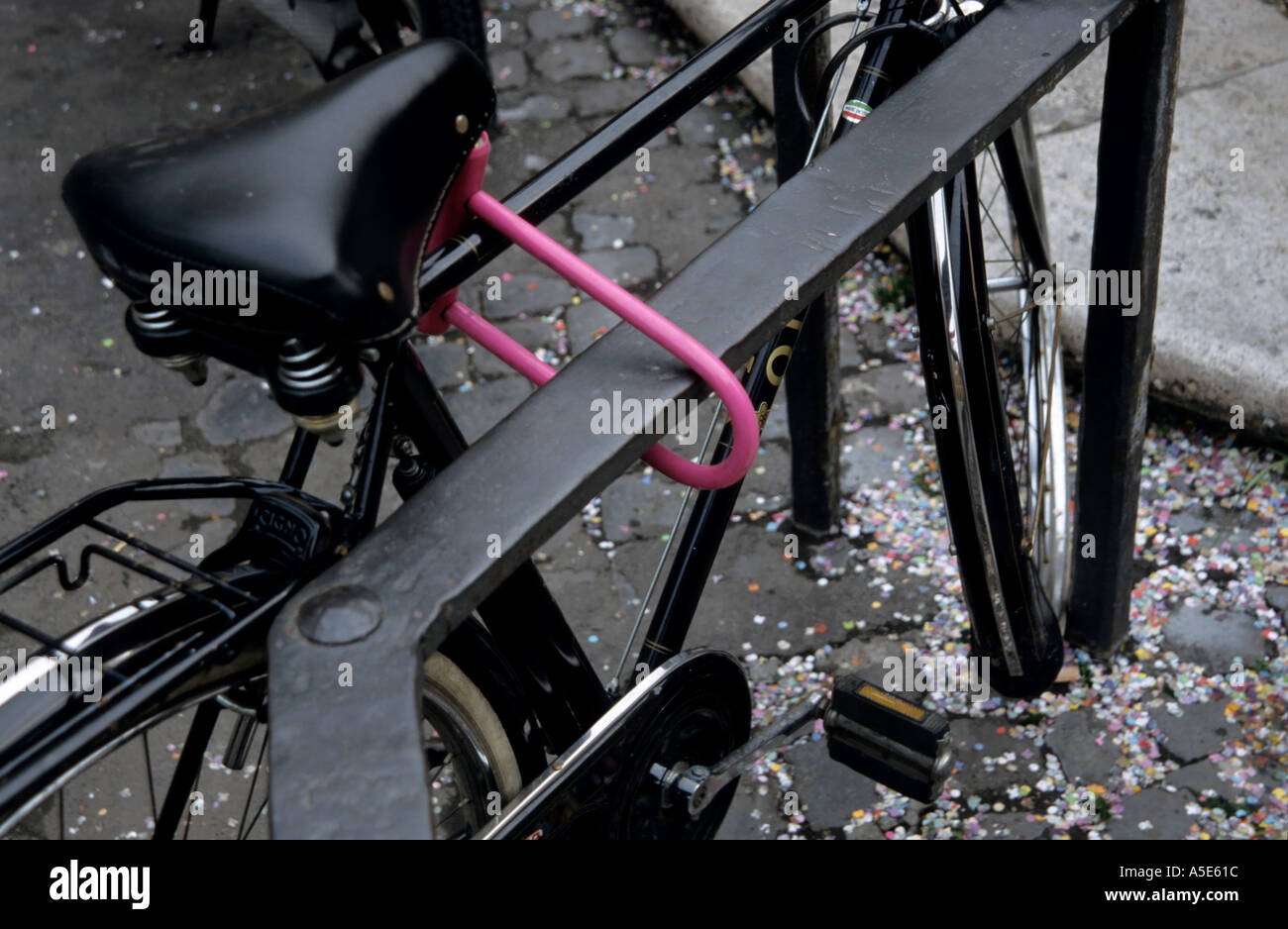 Italia Roma bicicletta nero attaccato mediante un lucchetto rosato Foto Stock