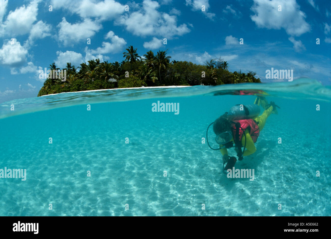 A livello diviso foto di una ragazza di immersioni sulle Maldive Foto Stock