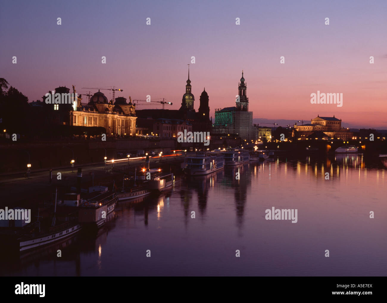 A Dresda, Stadtpanorama, Blick von der Carolabrücke in der Dämmerung Foto Stock