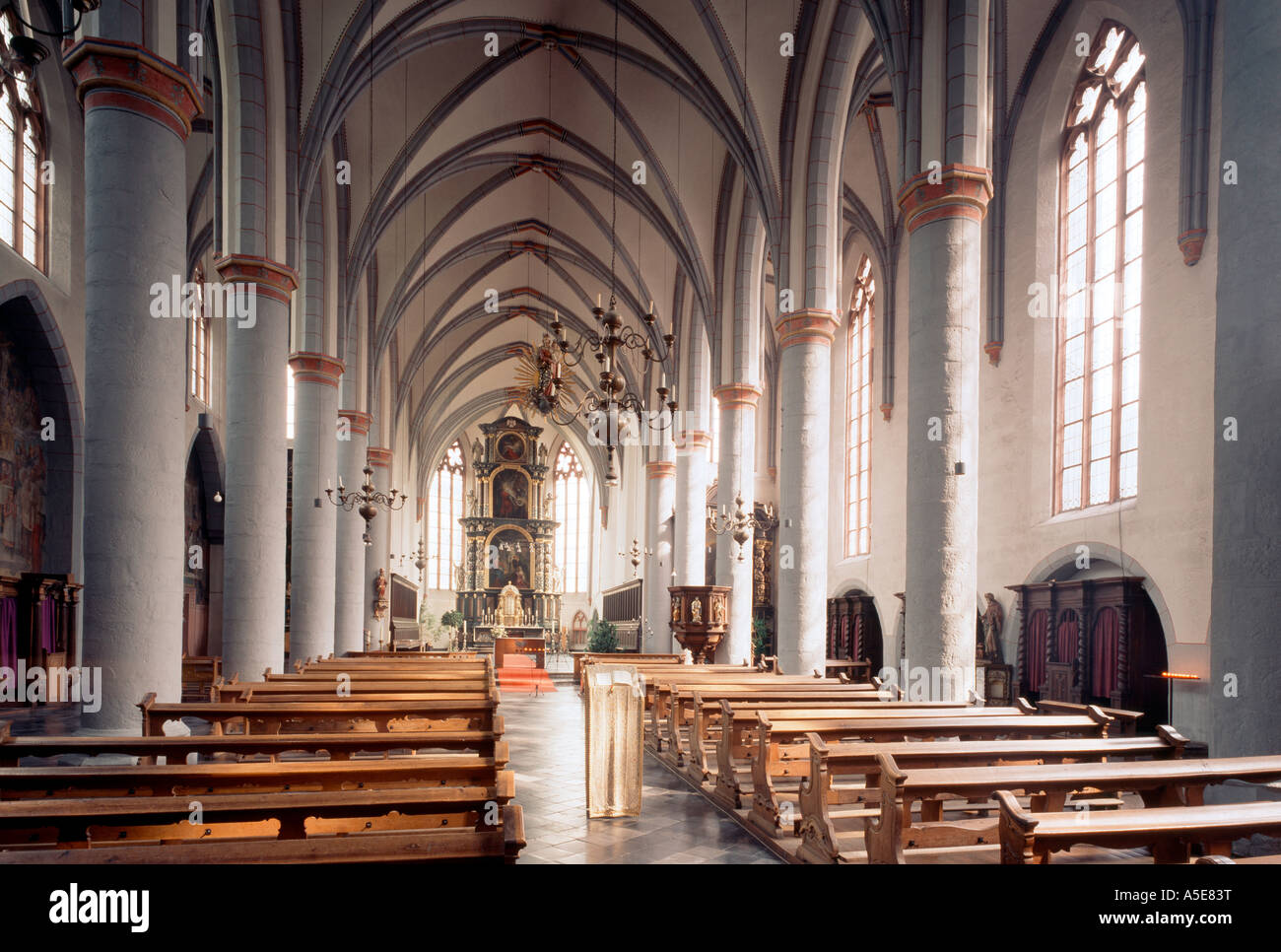 Aachen, Franziskanerkirche San Nicolò, Blick nach Osten Foto Stock