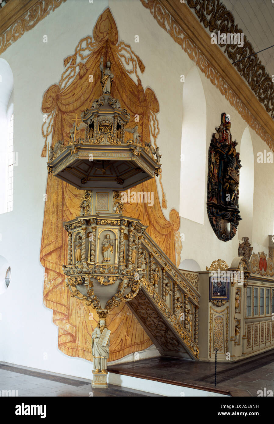 Rendsburg, Christkirche, Kanzel mit gemaltem baldacchino Foto Stock