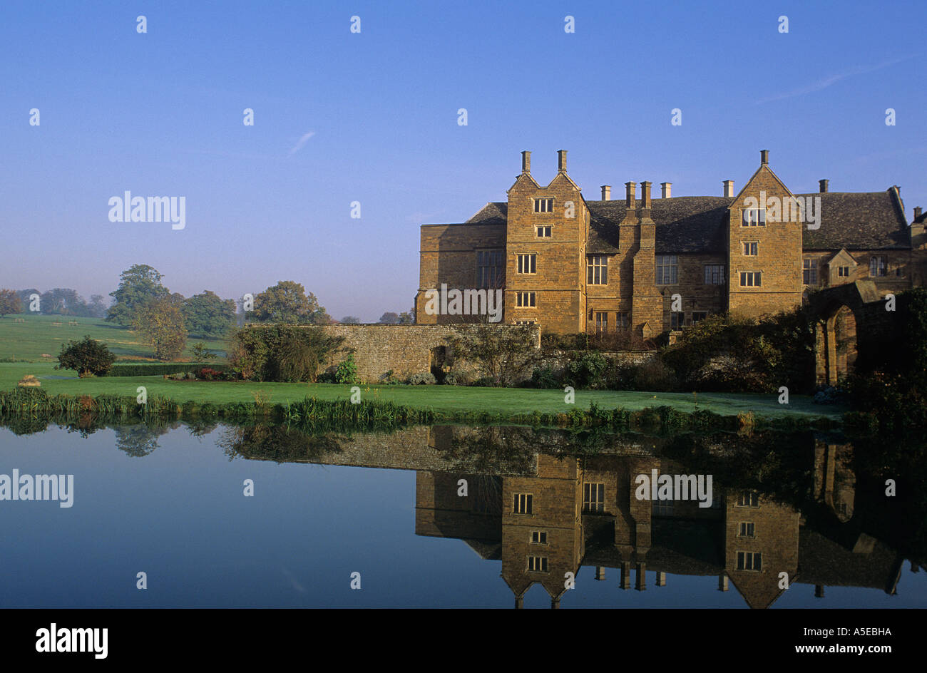 Castello di Broughton Oxfordshire l'originale casa padronale del 1306 è stato ampliato e fortificato vicino a Banbury Cotswolds Foto Stock