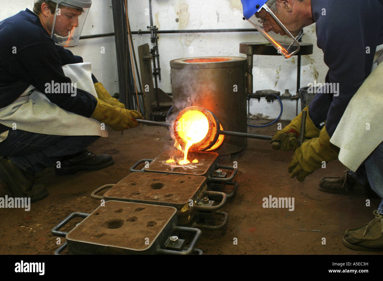 Bronzo, colata, crogiolo, Foto Stock