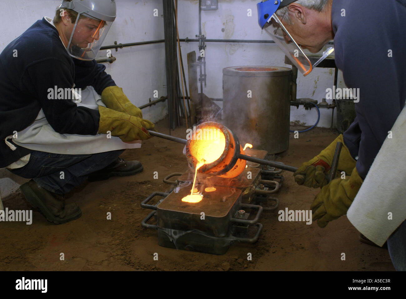 Bronzo, colata, crogiolo, Foto Stock
