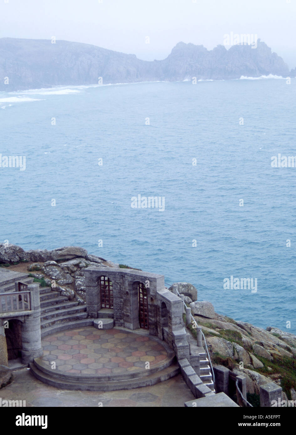 Guardando verso il basso sul mare e Stadio di Minack teatro aperto scolpita nella scogliera sulla curva del litorale di Cornwall Inghilterra Foto Stock