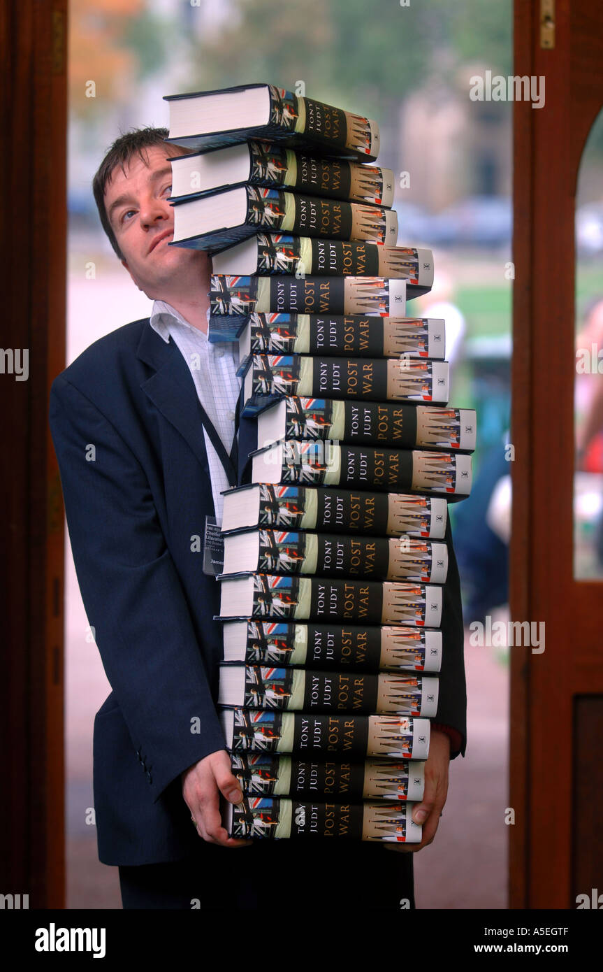 Un agente letterario porta copie del libro del post guerra da TONY JUDT nel negozio a Cheltenham festival letterario REGNO UNITO Foto Stock