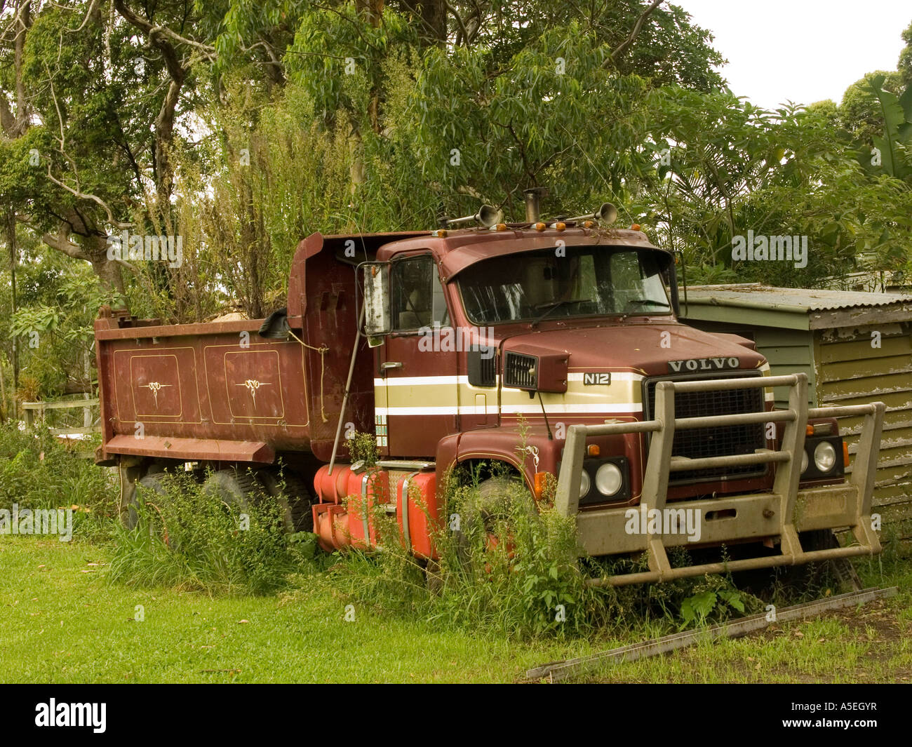 Volvo punta camion abbandonato nei boschi Foto Stock