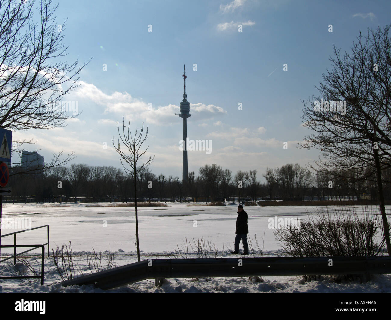 Passeggino presso la Alte Donau in inverno con ghiaccio e neve, vista sul Donauturm Foto Stock Passeggino presso la Alte Donau in inverno con ghiaccio e neve, vista sul Donauturm Foto Stock