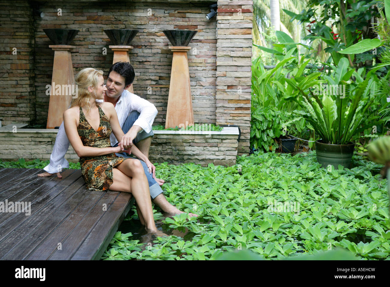 Matura in ama il relax a vacanze in Tailandia Foto Stock