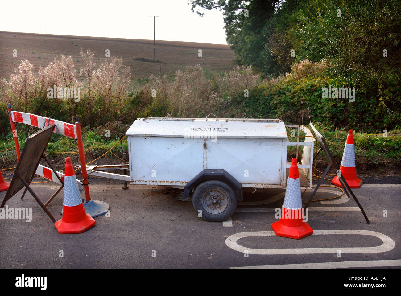 Un generatore mobile essendo utilizzata per l'alimentazione di semafori PROVVISORI A LAVORI STRADALI REGNO UNITO Foto Stock