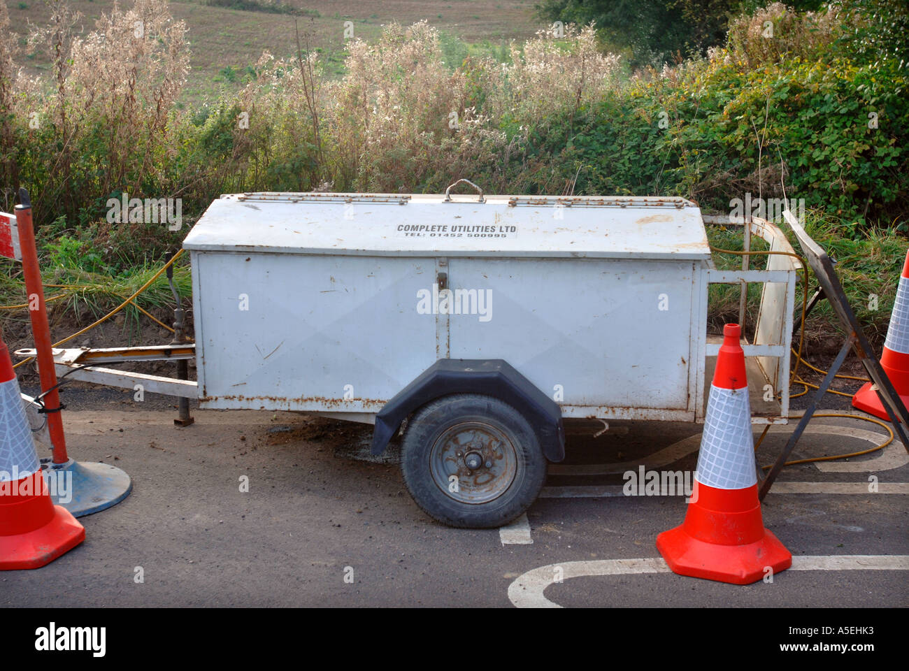 Un generatore mobile essendo utilizzata per l'alimentazione di semafori PROVVISORI A LAVORI STRADALI REGNO UNITO Foto Stock