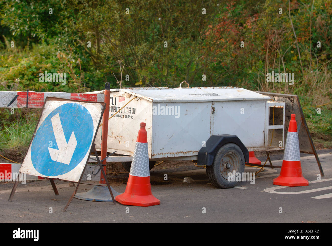 Un generatore mobile essendo utilizzata per l'alimentazione di semafori PROVVISORI A LAVORI STRADALI REGNO UNITO Foto Stock