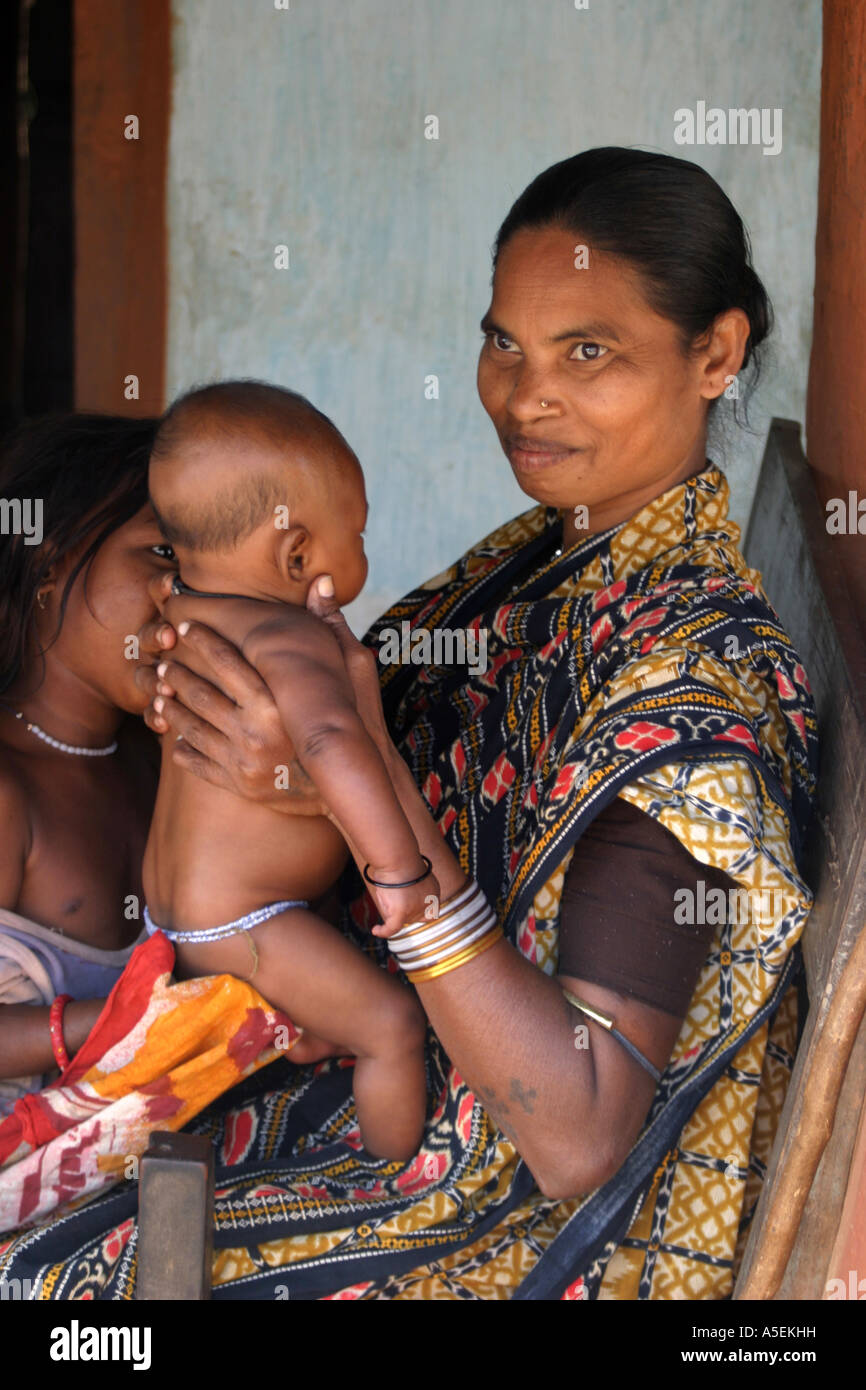 Kuthia Khond tribal donna e bambino inOrissa,l'India al settimanale tradizionale mercato tribale Foto Stock