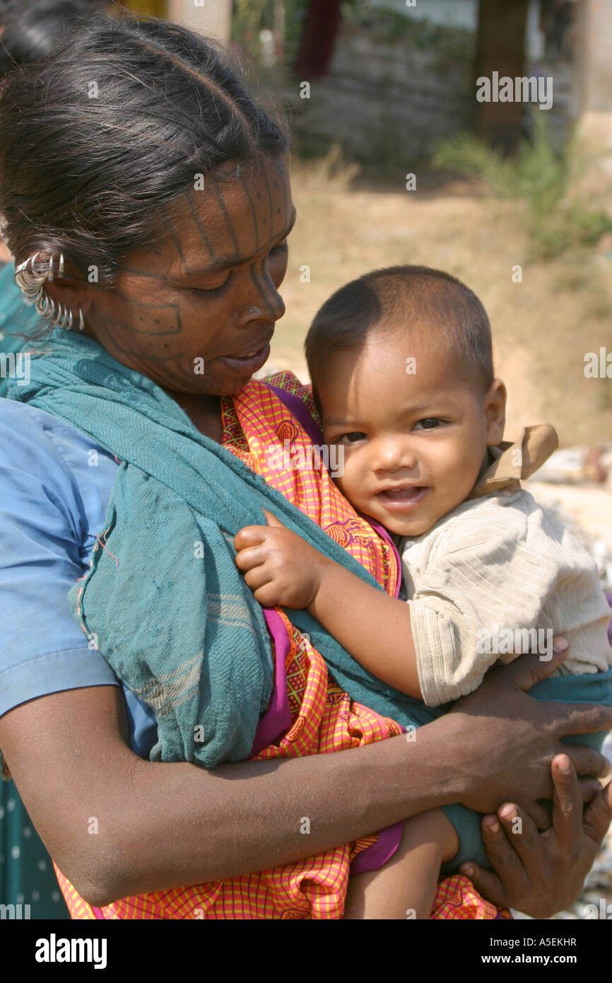 Kuthia Khond tribal donna e bambino inOrissa,l'India al settimanale tradizionale mercato tribale Foto Stock