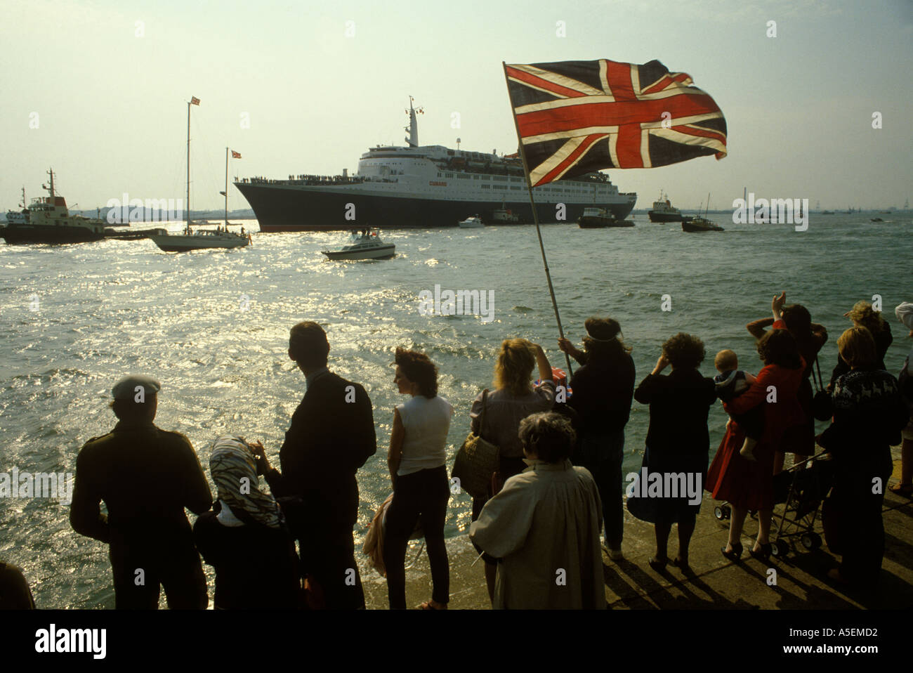 Guerra delle Falkland la Regina Elisabetta QE2 lascia Southampton per il conflitto delle Falklands, una flottiglia di barche che la vede al largo del 12 maggio 1982, 1980S Regno Unito Foto Stock