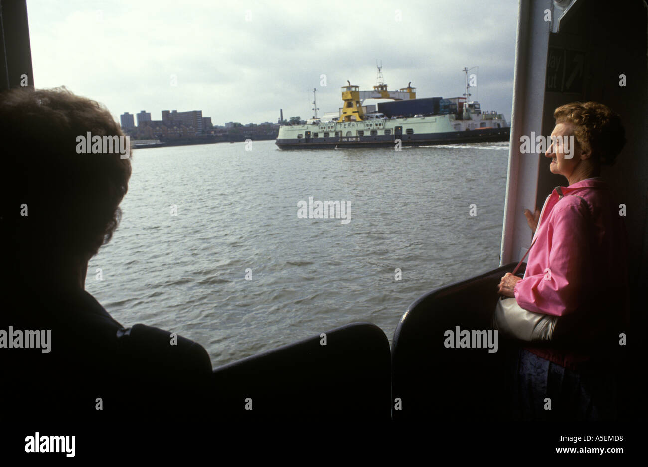 Traghetto di Woolwich. I passeggeri a bordo di uno dei due traghetti di Woolwich attraversano il Tamigi East London 1991 anni '90 HOMER SYKES Foto Stock