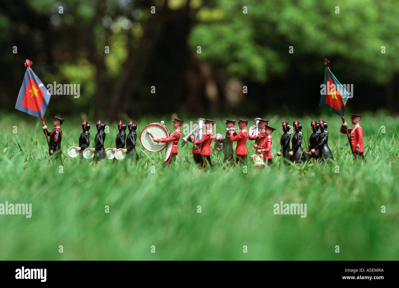 Un singolare giocattolo per migliorare i giochi di domenica in famiglie religiose, un reggimento di Esercito della Salvezza soldati. Foto Stock