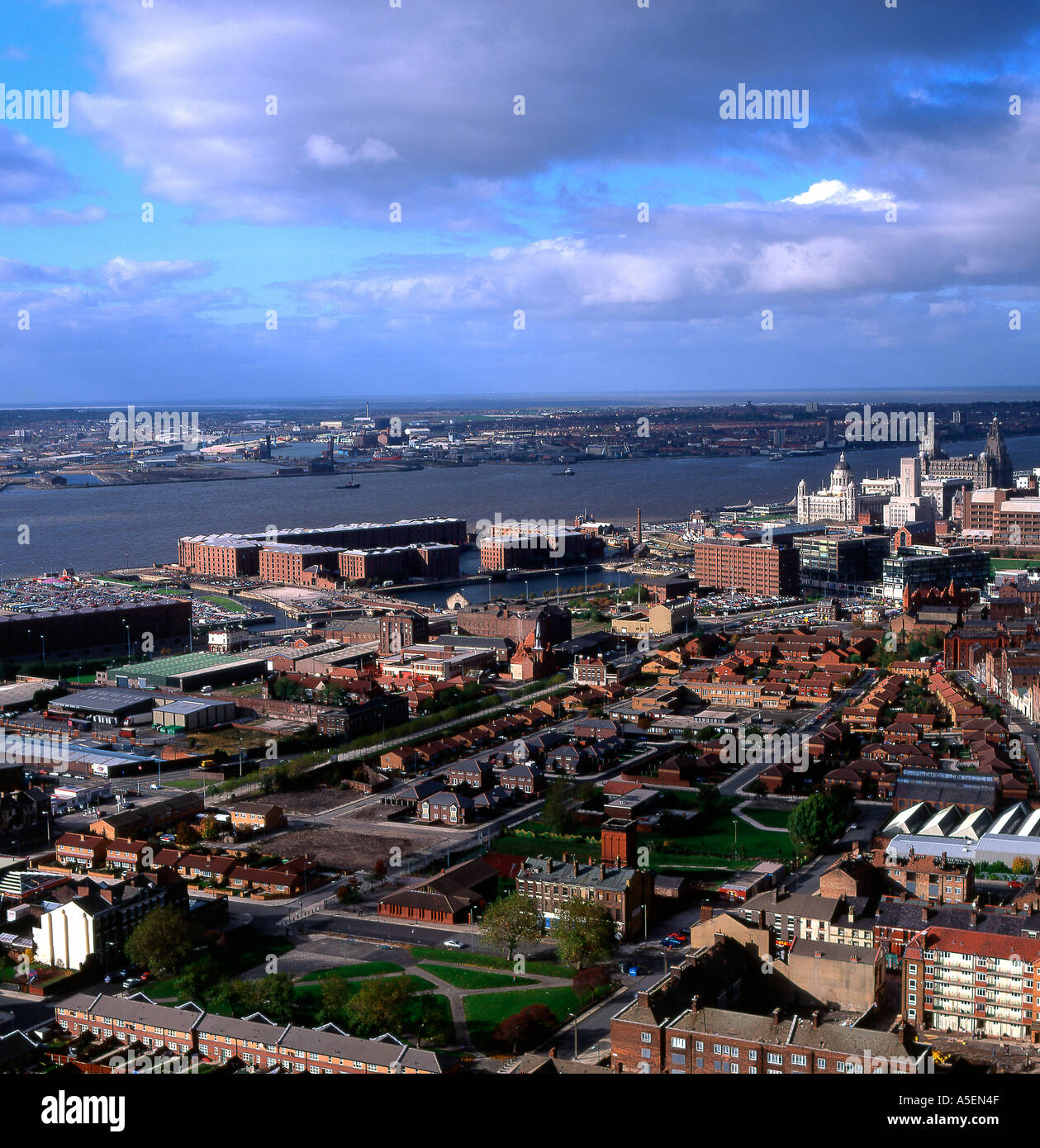 Liverpool England vista sulla città, Albert Docks e fiume Mersey dalla torre della cattedrale Foto Stock