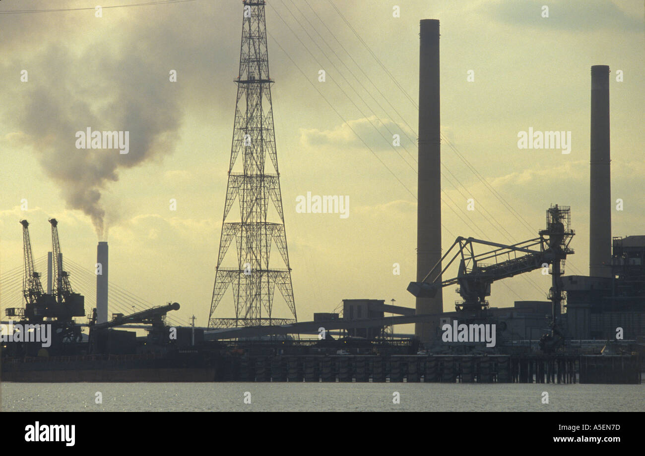 Fiume Tamigi estuario Thurrock sito industriale Essex Inghilterra anni '90 1991 HOMER SYKES Foto Stock