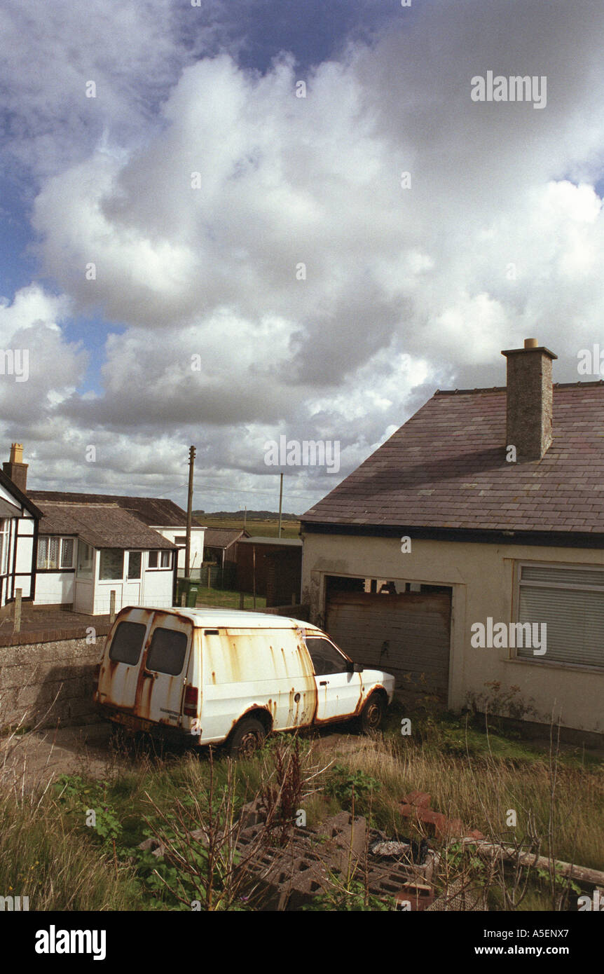 Vecchio arrugginito abbandonato van da casa Foto Stock