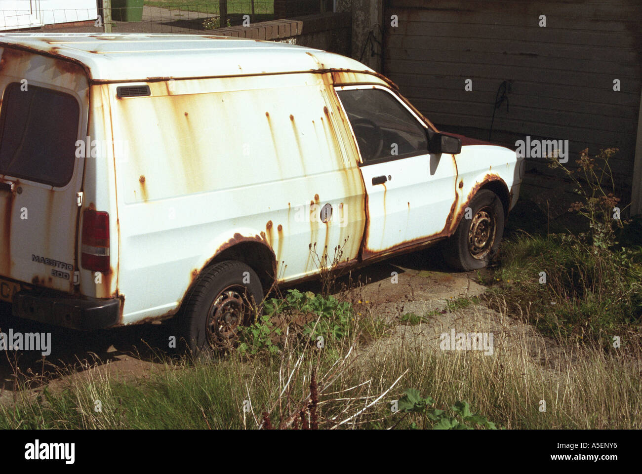 Vecchio arrugginito abbandonato van da casa Foto Stock
