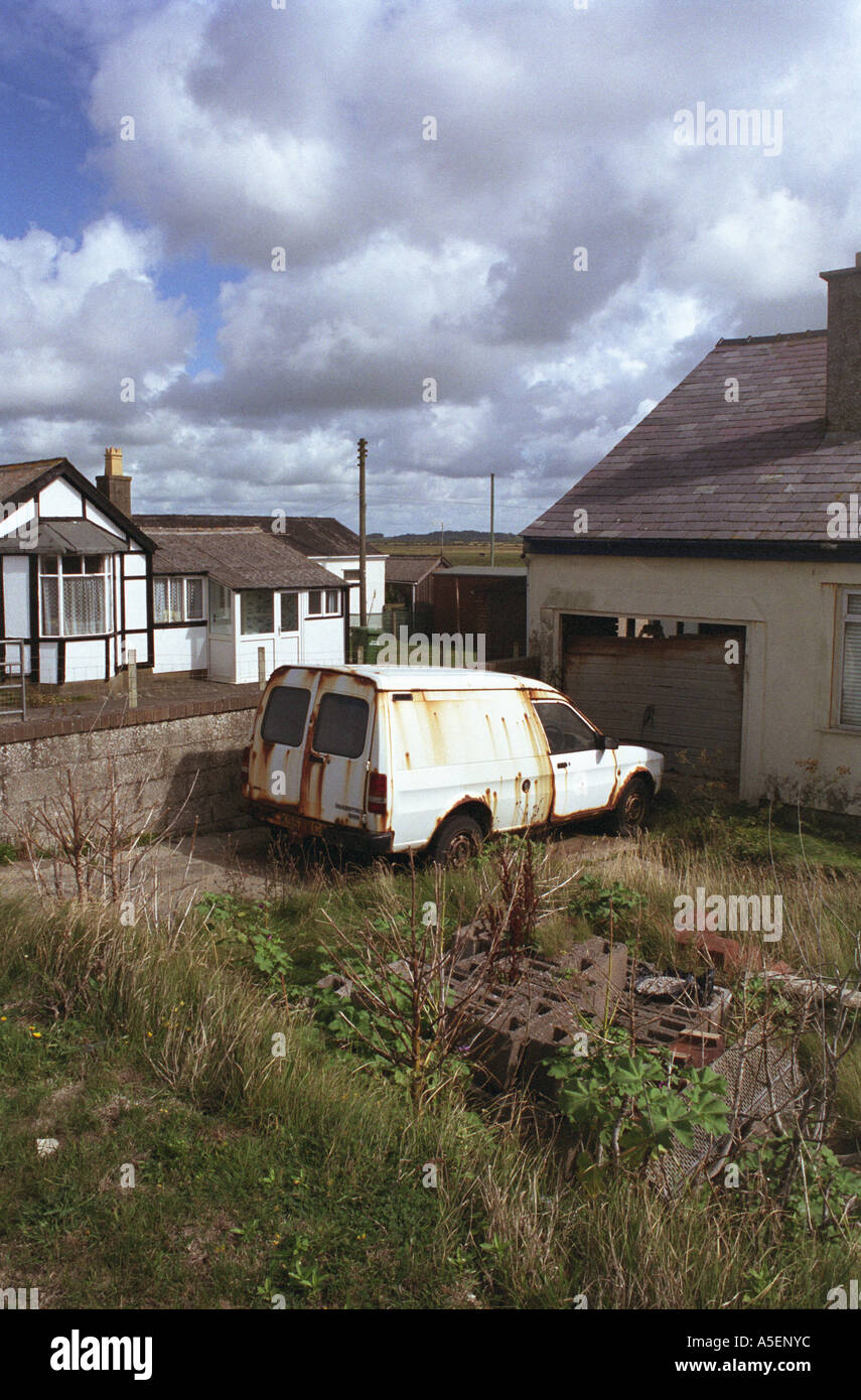 Vecchio arrugginito abbandonato van da casa Foto Stock