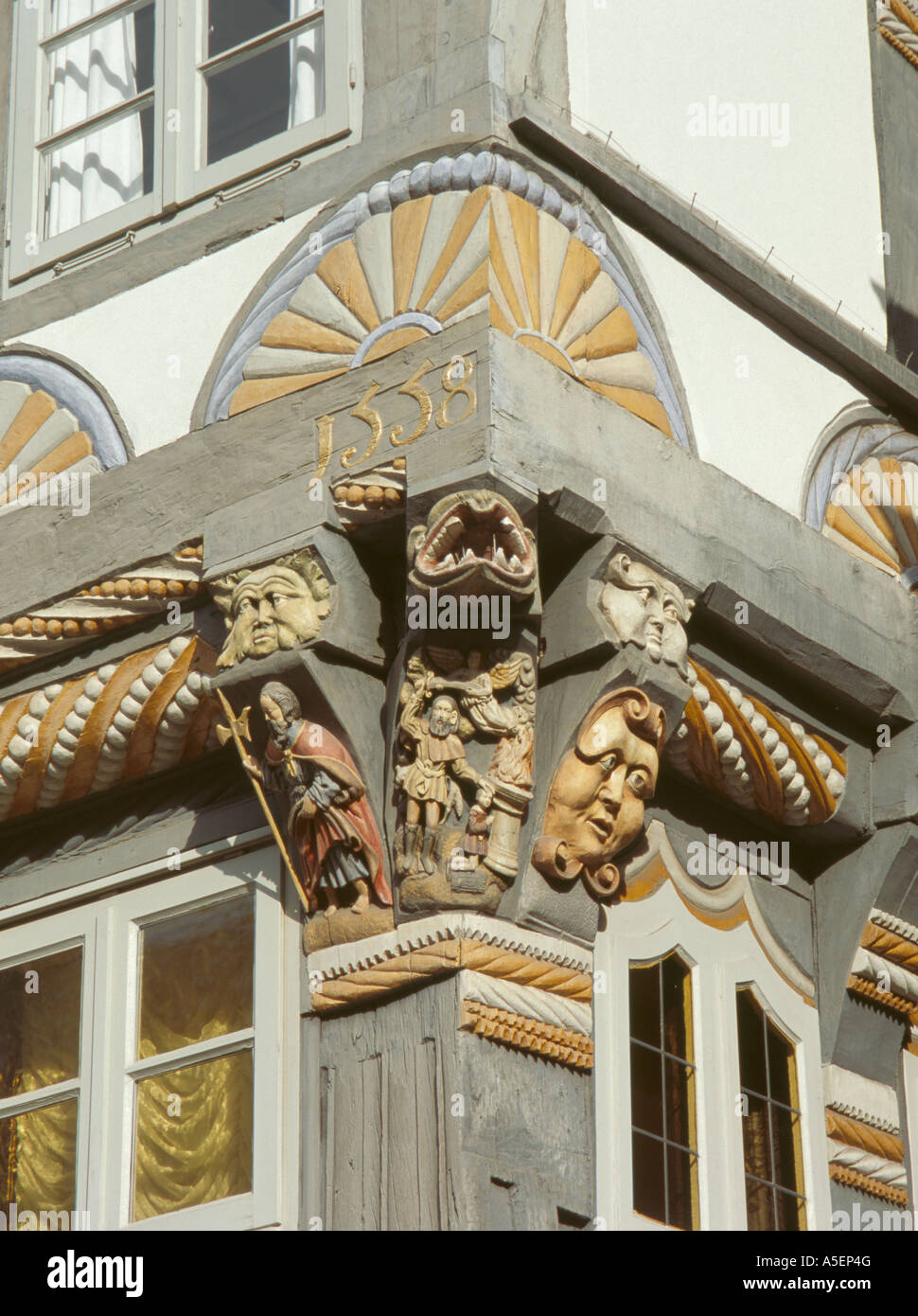 Riccamente intagliato dettagli architettonici di Stiftsherrenhaus, Osterstrasse, Hameln (Hamelin), Neidersachsen, Bassa Sassonia (Germania). Foto Stock