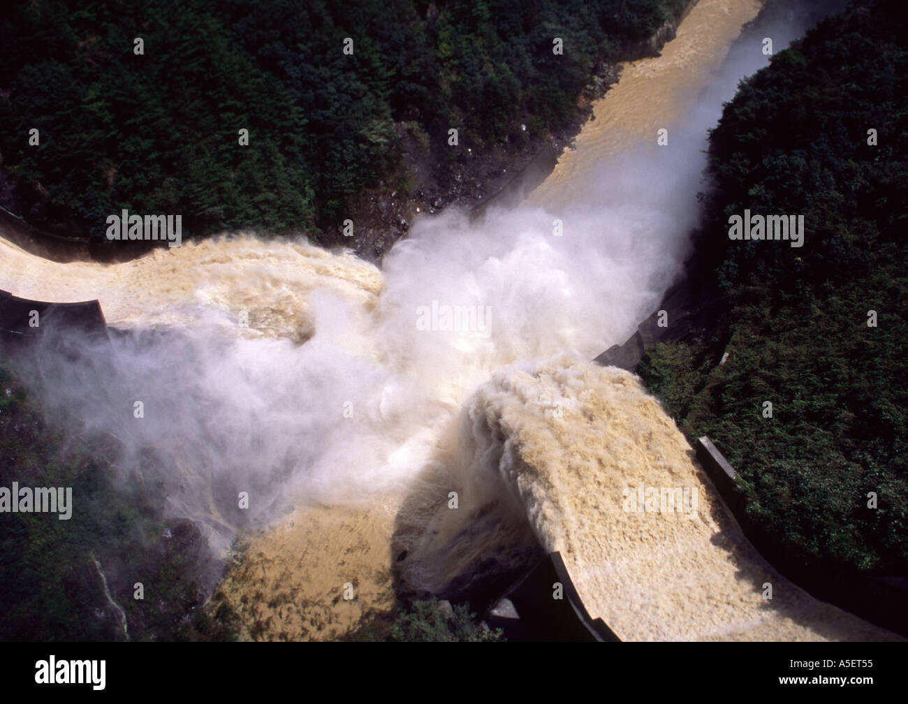 Al di sopra di vista della diga giapponese porte aperte durante un tifone causato inondazioni. Shiiba, Kyushu in Giappone. Foto Stock