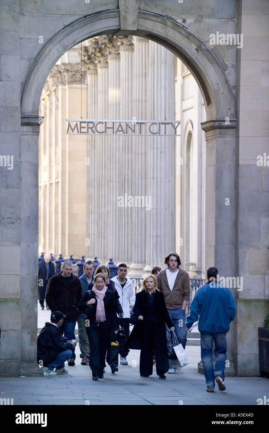 Scozia GLASGOW ARCHWAY PORTANDO AL MERCHANT CITY AREA con pedoni ignorando mendicante Foto Stock