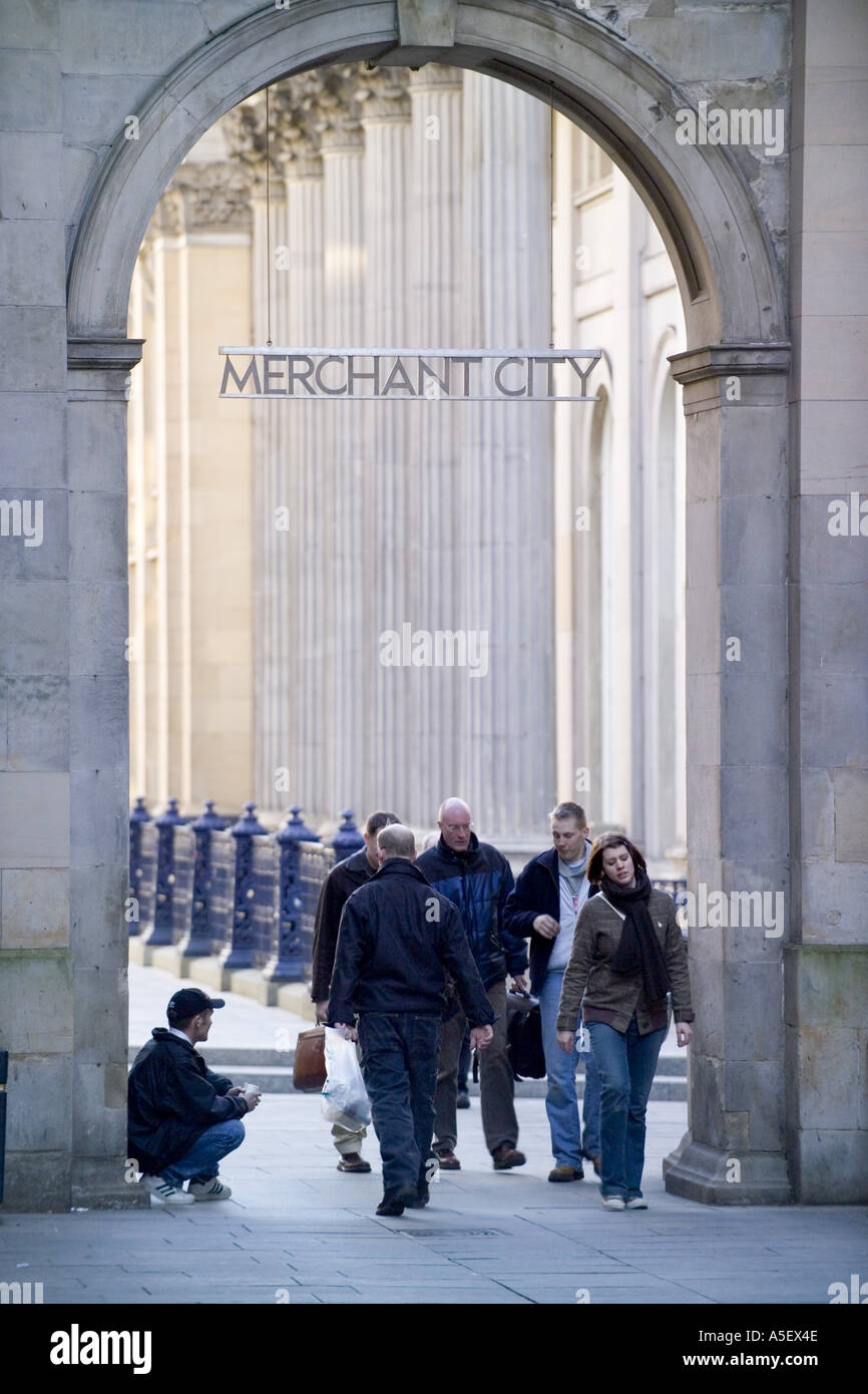 Scozia GLASGOW ARCHWAY PORTANDO AL MERCHANT CITY AREA con pedoni ignorando mendicante Foto Stock