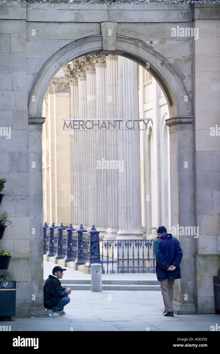 Scozia GLASGOW ARCHWAY PORTANDO AL MERCHANT CITY zona pedonale con ignorando mendicante Foto Stock