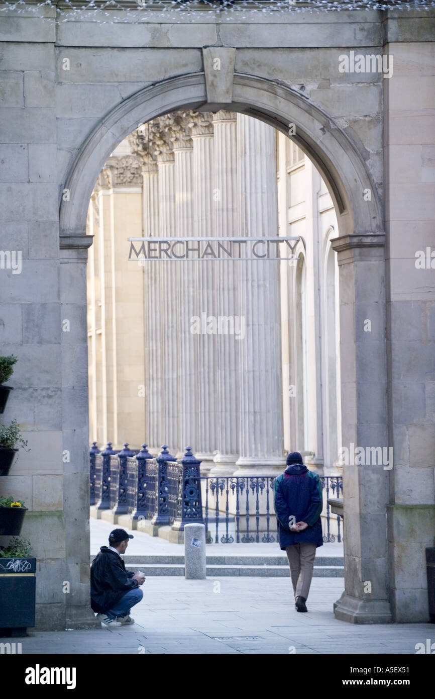 Scozia GLASGOW ARCHWAY PORTANDO AL MERCHANT CITY zona pedonale con ignorando mendicante Foto Stock