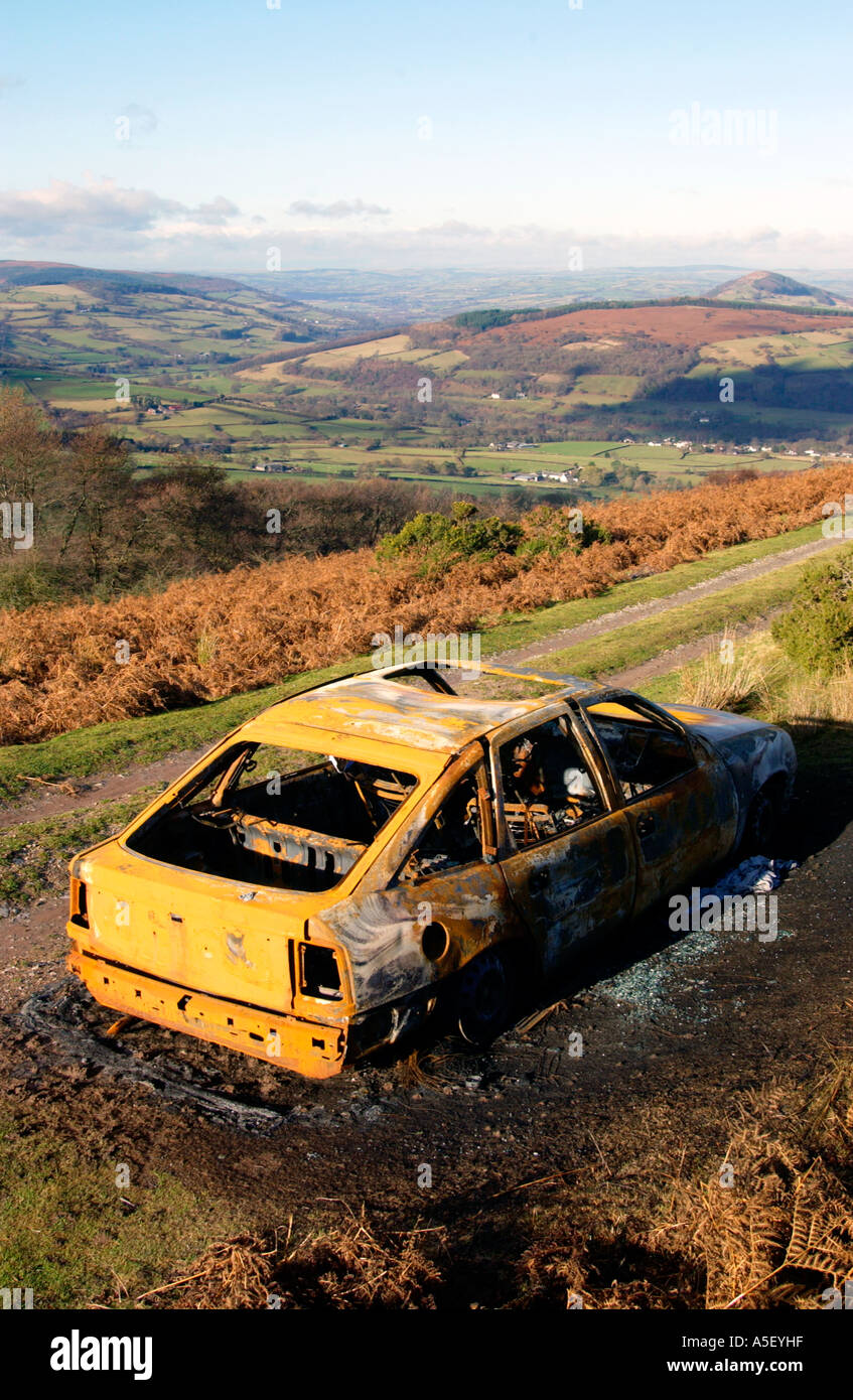 Bruciata auto nei pressi di dumping Llangynidr, Parco Nazionale di Brecon Beacons, Powys, South Wales, Regno Unito Foto Stock