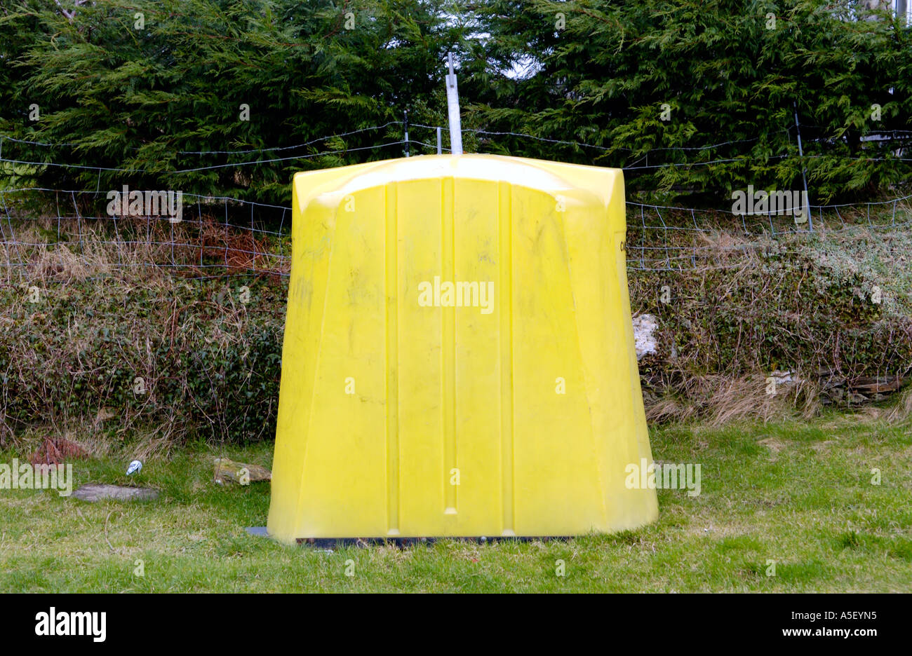 Giallo grande contenitore di riciclaggio per lattine a Llan Ffestiniog Gwynedd North Wales UK GB Foto Stock