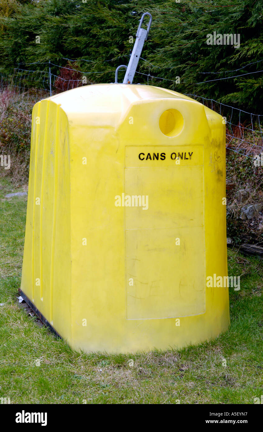 Giallo grande contenitore di riciclaggio per lattine solo a Llan Ffestiniog Gwynedd North Wales UK Foto Stock