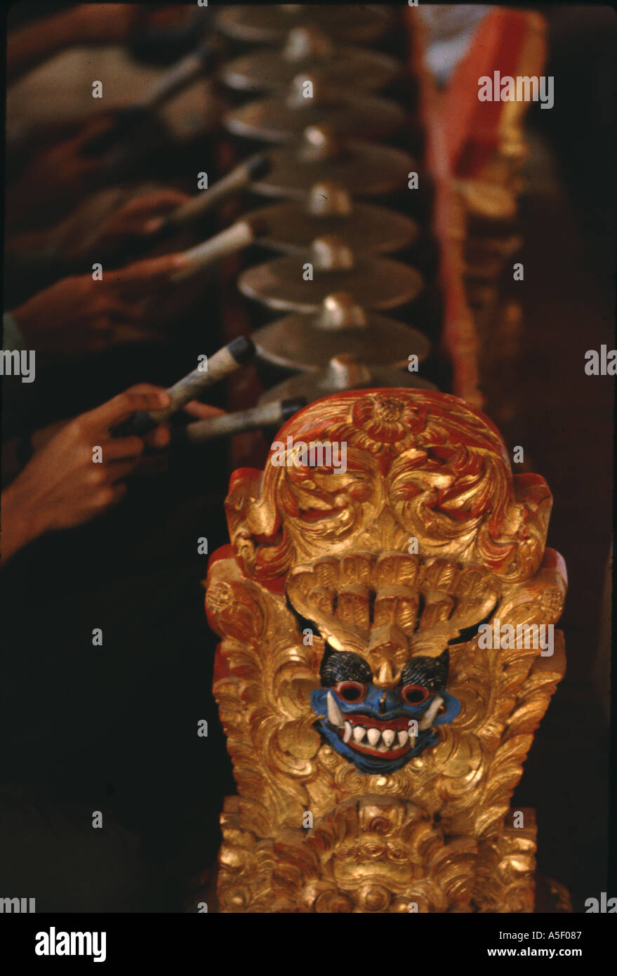 Mani di musicisti che suonano un gamelan balinese decorato e intagliato a Ubud Bali Foto Stock Mani di musicisti che suonano un gamelan balinese decorato e intagliato a Ubud Bali Foto Stock